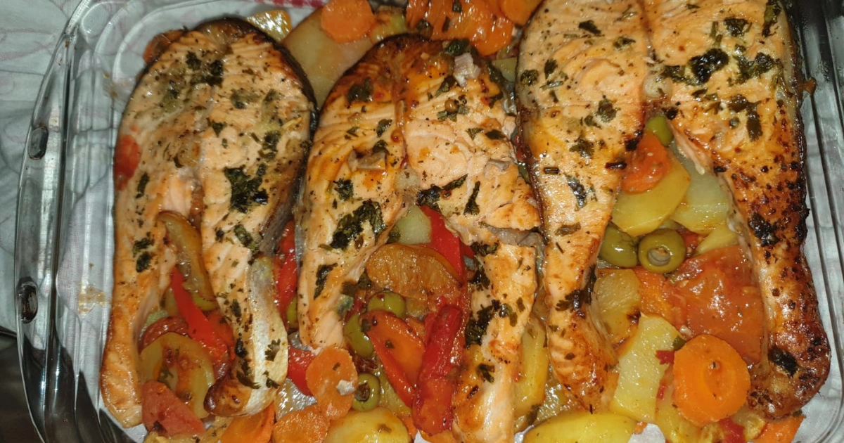 Baked Salmon with Carrots and Olives