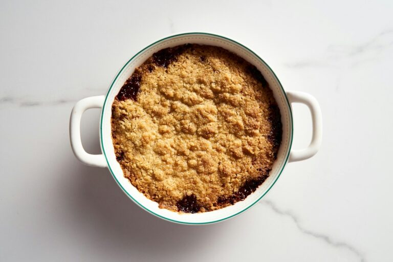 Easy Apple Crumble with Oats and Cinnamon